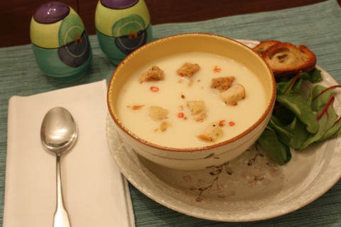 Cream of cauliflower soup with spicy croutons